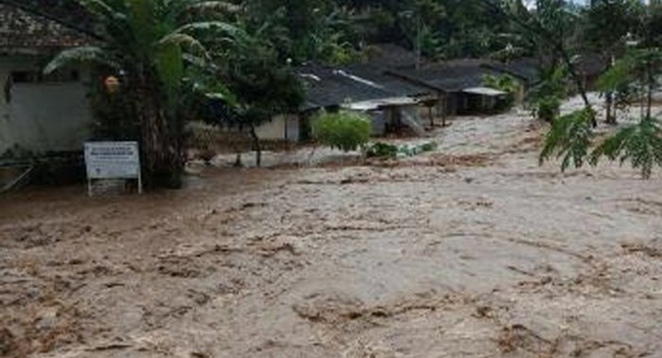 Banjir Diduga Akibat Sungai Tertutup Longsor