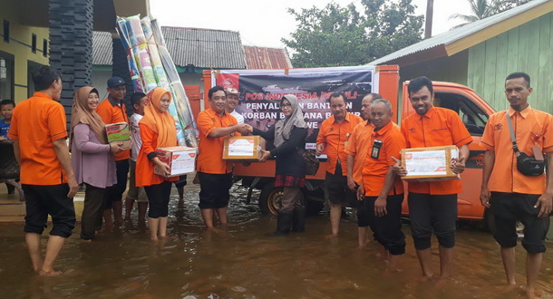 PT Pos Serahkan Bantuan untuk Korban Banjir Konawe