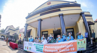 Hari Bhayangkara, Seribu Paket Sembako untuk Warga Bandung dan Papua