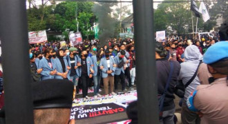 iAliansi Poros Revolusi Mahasiswa Bandung Berunjuk Rasa Tolak Pengesahan RUU Omnibus Law   