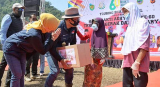 Ridwan Kamil dan Forkopimda Jabar Distribusikan Paket Sembako di Sukabumi   