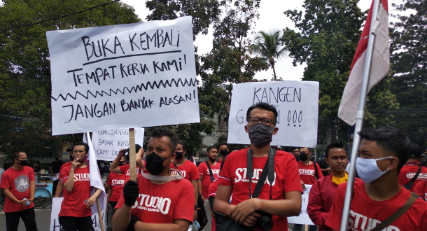 Minta Izinya Dibuka Kembali, Para Pekerja Hiburan Malam Kota Bandung Demo
