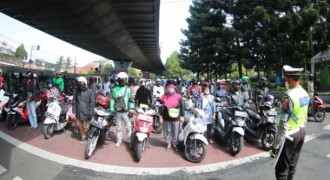 Pengendara Motor Berikan Penghormatan HUT RI di Dimpang Jalan Kota Bandung 