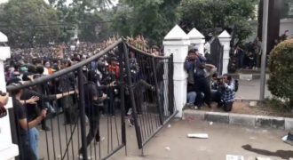 Pasca-Demo Tolak UU Cipta Kerja, Gerbang Gedung DPRD Jabar Diperbaiki