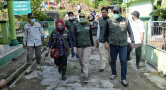 Pantau Lokasi Banjir Bandang Garut, Atalia Kamil Minta Jembatan Segera Diperbaiki
