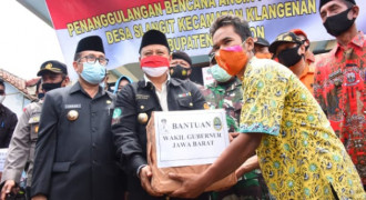 Uu Ruzhanul Serahkan Bantuan kepada Warga Terdampak Angin Puting Beliung di Kabupaten Cirebon