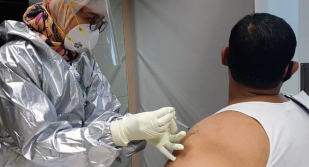 Ratusan Tenaga Kesahatan Jalani Vaksinasi Covid-19 Dosis Dua di Sabuga Bandung