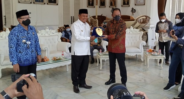Wagub Jabar dan Bupati Cianjur Raih Penghargaan Kepala Daerah Peduli Jurnalis