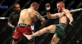 Trilogi McGregor vs Poirier Berakhir Antiklimaks: McGregor Kalah TKO Setelah Cedera Kaki Serius