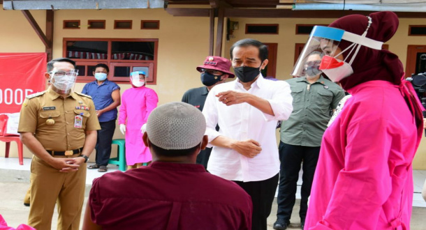 Gubernur Jabar Dampingi Presiden Tinjau Vaksinasi Covid-19 Door to Door di Cirebon