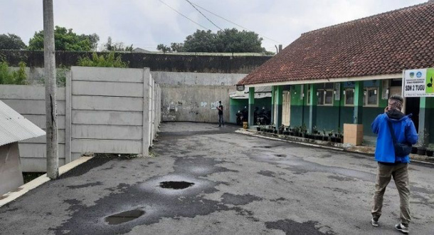Akses Jalan Masuk ke SDN Tugu 2 Cihideung Tasikmalaya Dibenteng, Siswa Terpaksa lewat Kuburan