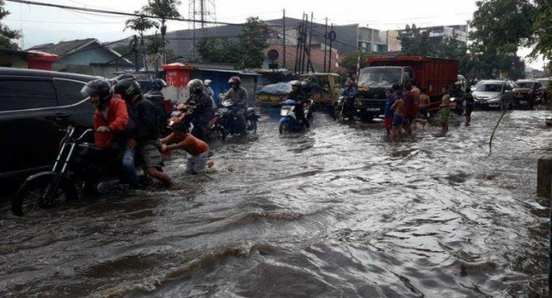 Antisipasi Genangan Air saat Musim Penghujan, Dinas PU Kota Bandung Siaga 24 Jam