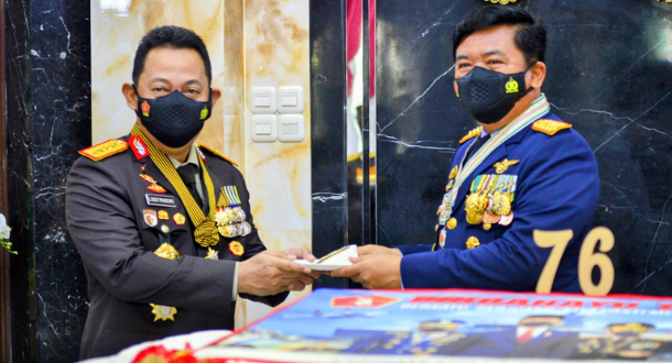 HUT ke-76 TNI, Kapolri: Sinergitas TNI-Polri Mutlak sebagai Kekuatan Strategis Hadapi Tantangan 