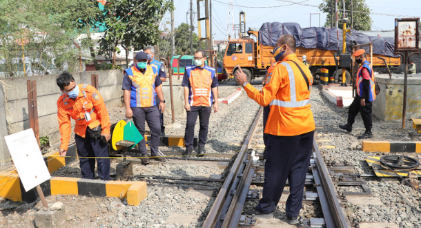 PT KAI Lakukan Perawatan dan Perbaikan Jalur Rel Kereta  Rawan Longsor