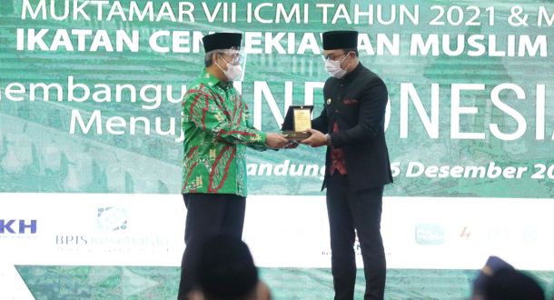 Gubernur Ridwan Kamil Raih Penghargaan Inovasi ICMI Iptek Award