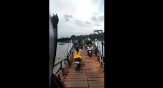 Jembatan Apung Jambalas Putus, Pengendara Sepeda Motor Terjun ke Air