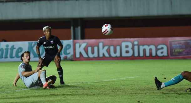 Ezra Walian Siap Kembali Bela Persib hadapi Bali United