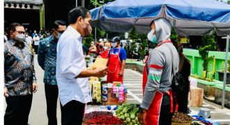 Presiden Jokowi Bagikan BLT Untuk PKL Pasar Sederhana Bandung