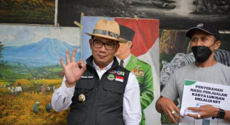 Laku Rp4,2 Juta, Ridwan Kamil Serahkan Hasil Jual Lukisan Seniman Braga melalui NFT