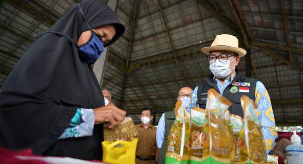 Gelar Operasi Pasar di Karawang, Pemprov Jabar Sediakan 1.500 Liter Minyak Goreng