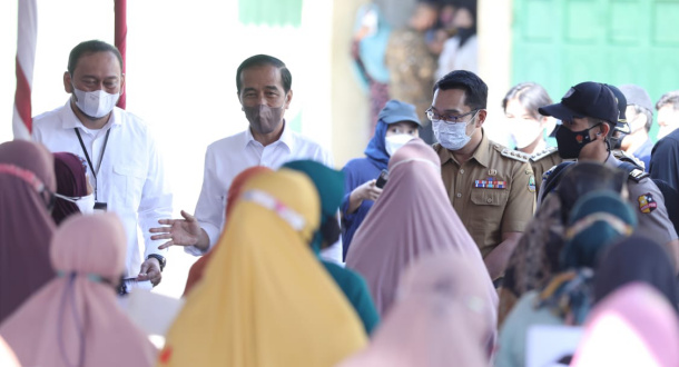 Presiden Jokowi Bagikan BLT dan Bantuan Modal Usaha Kepada Pedagang Pasar di Cirebon