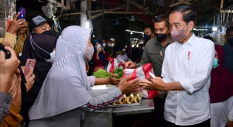 Kunjungan Kerja ke Subang, Presiden Jokowi Berikan Bantuan Program Keluarga Harapan