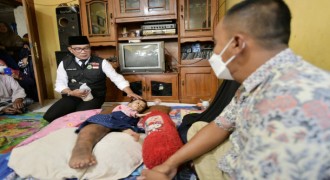  Ridwan Kamil Beri Bantuan ke Tazkiatul, Anak Penderita Tumor Kaki 