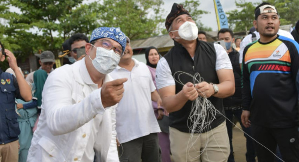 Ridwan Kamil Promosikan Wisata Jabar Selatan lewat Permainan Layangan di Pantai Palangpang