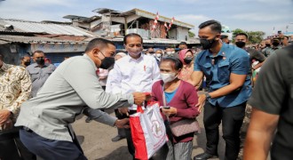 Kunker ke Bandung, Jokowi Serahkan Bantuan Sembako dan Modal Usaha
