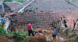 Hujan Deras, Dua Rumah di Cianjur Tertimpa Longsoran Tebing