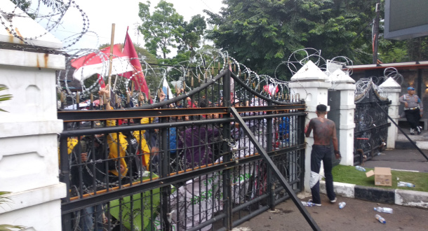 Demo Tolak Kenaikan BBM di Bandung Ricuh