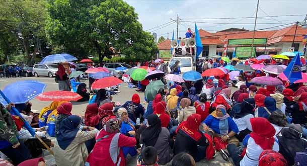 Tuntut Kabulkan Gugatan Pesangon, Buruh Korban PHK Gelar Aksi di PN Bandung 