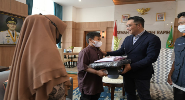 Gubernur Ridwan Kamil Bantu Bocah SD Yang Dibully Karena Kondisi Ekonominya
