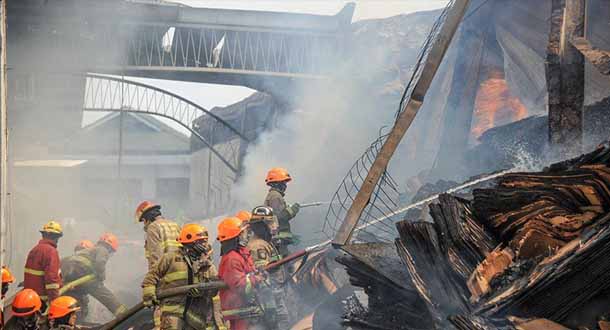 Kebakaran Pabrik Tripleks Bandung, 3 Petugas Damkar Dilarikan ke Rumah Sakit 