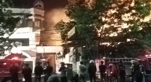 Meski Hujan, Api Masih Membakar Pabrik Tripleks di Soekarno-Hatta, Bandung