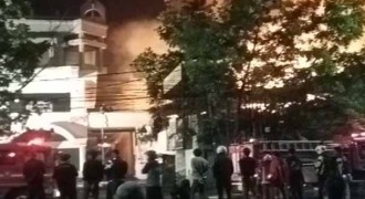 Meski Hujan, Api Masih Membakar Pabrik Tripleks di Soekarno-Hatta, Bandung