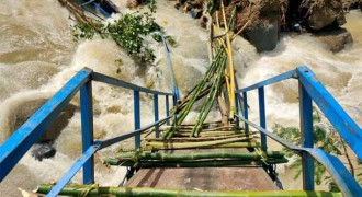 Jembatan Putus Akibat Banjir dan Longsor, Ribuan Warga Gelarpawitan, Cianjur Terisolasi
