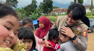 Polri Gelar Trauma Healing, Polwan Cantik Dampingi Anak-anak Korban Gempa Cianjur