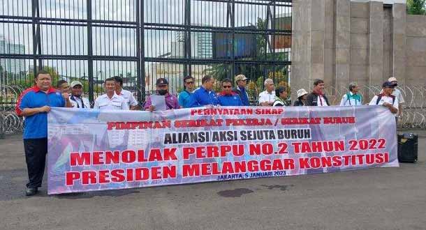 Demo di DPR, Aliansi Aksi Sejuta Buruh Desak Pemerintah Cabut Perppu Cipta Kerja