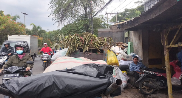 Sampah di TPS Kota Bandung Masih Menumpuk Berhari-hari