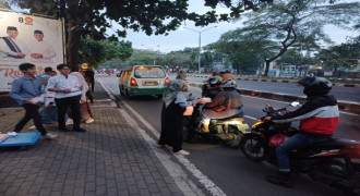 Ramadan, PKS Jabar Bagikan Takjil ke Pengguna Jalan di Kota Bandung