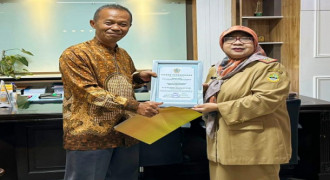 Ida Wahida Hidayati Dapat Penghargaan dari PWRI 