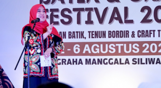 Barang Unik Dipamerkan di Indonesia Batik Festival