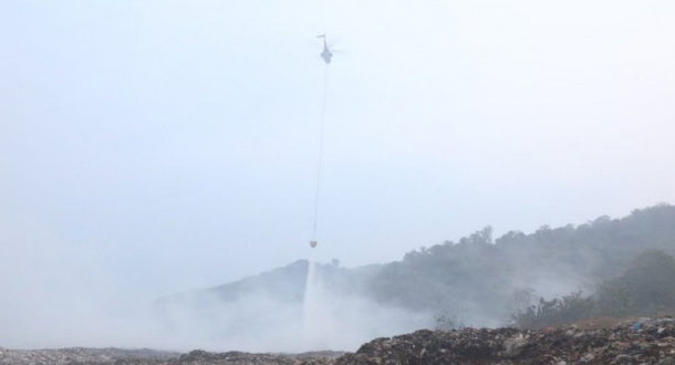 Pemadaman Api TPA Sarimukti Gunakan Water Bombing