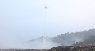 Pemadaman Api TPA Sarimukti Gunakan Water Bombing