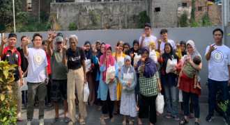 Laskar Pemuda Ganjar di Bandung Bagikan  Sembako 