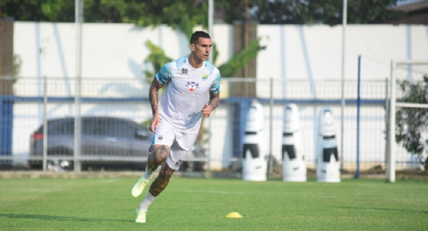Alberto Berpeluang Dimainkan lawan Bhayangkara FC