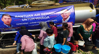 Demokrat Jabar Beri Bantuan Air Bersih Untuk Warga