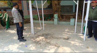 SMP Ibnu Sina Dilempar Bom Oleh Orang tak Dikenal
