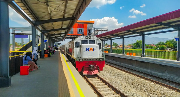 Perjalanan KA Commuter Bandung Raya Mulai Normal